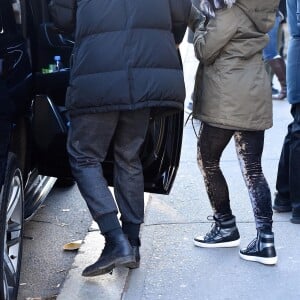 Exclusif - Shakira, son mari Gerard Piqué et leurs enfants, Milan et Sasha, sont allés visiter le Musée américain d'Histoire naturelle à New York. En sortant ils étaient tous couverts des pieds à la tête à cause du grand froid hivernal qui s'abat en Amérique du Nord. Le 29 décembre 2017.