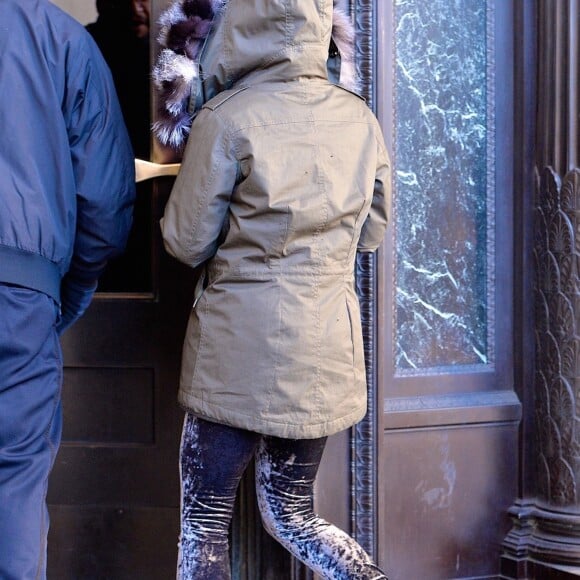 Exclusif - Shakira, son mari Gerard Piqué et leurs enfants, Milan et Sasha, sont allés visiter le Musée américain d'Histoire naturelle à New York. En sortant ils étaient tous couverts des pieds à la tête à cause du grand froid hivernal qui s'abat en Amérique du Nord. Le 29 décembre 2017.