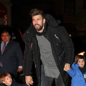 Exclusif - Gerard Piqué, sa compagne Shakira et leurs enfants Milan et Sasha à leur arrivée au restaurant Hunt & Fish à New York. Le 26 décembre 2017.