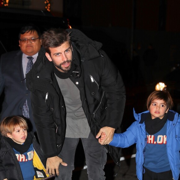 Exclusif - Gerard Piqué, sa compagne Shakira et leurs enfants Milan et Sasha à leur arrivée au restaurant Hunt & Fish à New York. Le 26 décembre 2017.