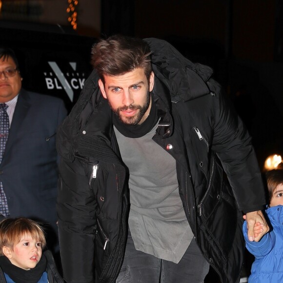 Exclusif - Gerard Piqué, sa compagne Shakira et leurs enfants Milan et Sasha à leur arrivée au restaurant Hunt & Fish à New York. Le 26 décembre 2017.