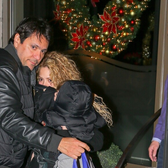 Exclusif - Gerard Piqué, sa compagne Shakira et leurs enfants Milan et Sasha à leur arrivée au restaurant Hunt & Fish à New York. Le 26 décembre 2017.