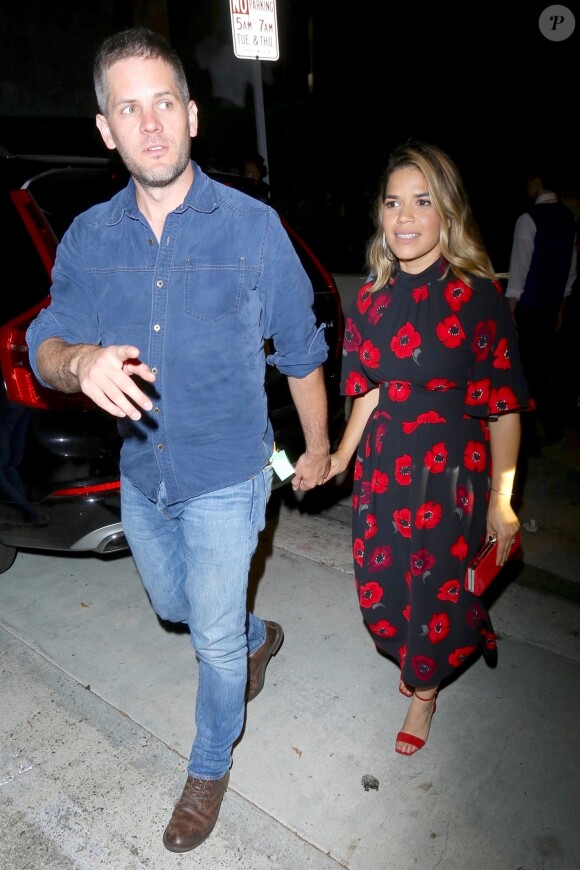 America Ferrera et son mari Ryan Piers Williams, main dans la main sortent d'une soirée à Beverly Hills, le 3 août 2017.