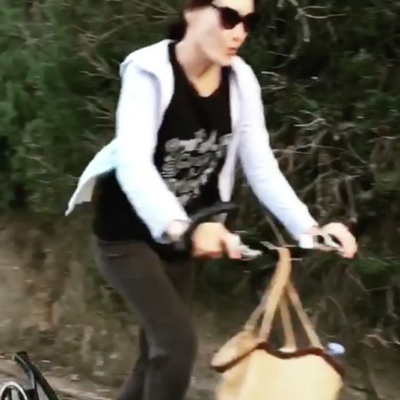 Carla Bruni-Sarkozy fait de la trotinette sur Instagram, le 31 décembre 2017.