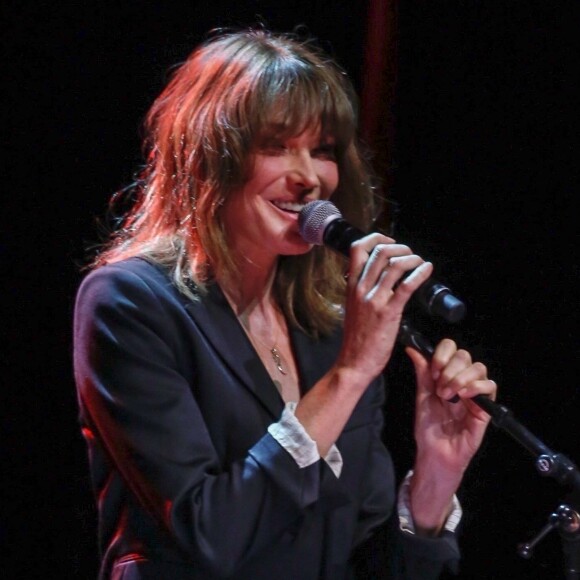 Carla Bruni-Sarkozy sur la scène du théâtre Pallas à Athènes, le 23 octobre 2017.