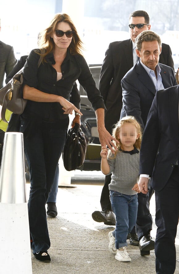 Semi-Exclusif - Nicolas Sarkozy, sa femme Carla Bruni-Sarkozy et leur fille Giulia Sarkozy quittent l'hôtel Four Seasons et arrivent à l'aéroport international Ezeiza à Buenos Aires en Argentine, le 30 août 2015 pour un retour sur Paris.