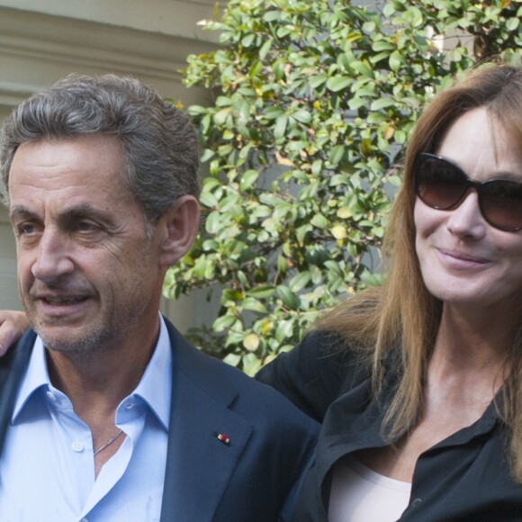 Semi-Exclusif - Nicolas Sarkozy, sa femme Carla Bruni-Sarkozy et leur fille Giulia Sarkozy quittent l'hôtel Four Seasons à Buenos Aires, le 29 août 2015 à la fin de leur séjour privé.