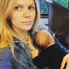 Brooklyn Decker pose avec son bébé sur Instagram, le 3 janvier 2018.