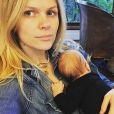 Brooklyn Decker pose avec son bébé sur Instagram, le 3 janvier 2018.