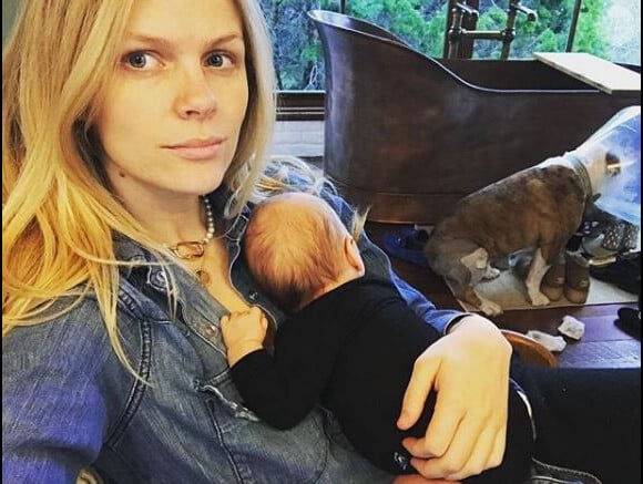Brooklyn Decker pose avec son bébé sur Instagram, le 3 janvier 2018.