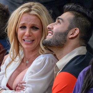 Britney Spears avec ses deux enfants Sean et Jayden, et son compagnon Sam Asghari assistent à un match de basket à Los Angeles le 29 novembre 2017.