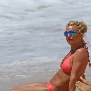 Exclusif - Britney Spears profite d'une belle journée ensoleillée avec sa mère Lynne Spears sur une plage à Kauai à Hawaii, le 13 avril 2017.