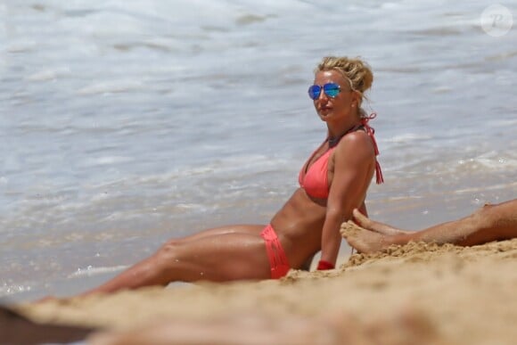 Exclusif - Britney Spears profite d'une belle journée ensoleillée avec sa mère Lynne Spears sur une plage à Kauai à Hawaii, le 13 avril 2017.