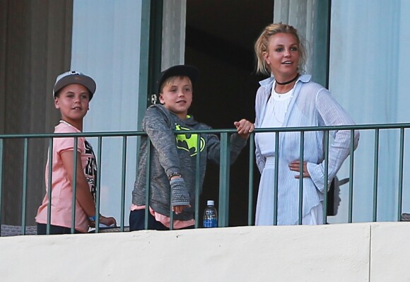 Exclusif - Britney Spears et ses fils Sean et Jaden lancent des avions en papier depuis le balcon de leur hôtel lors de leurs vacances à Hawaii, le 7 août 2016.