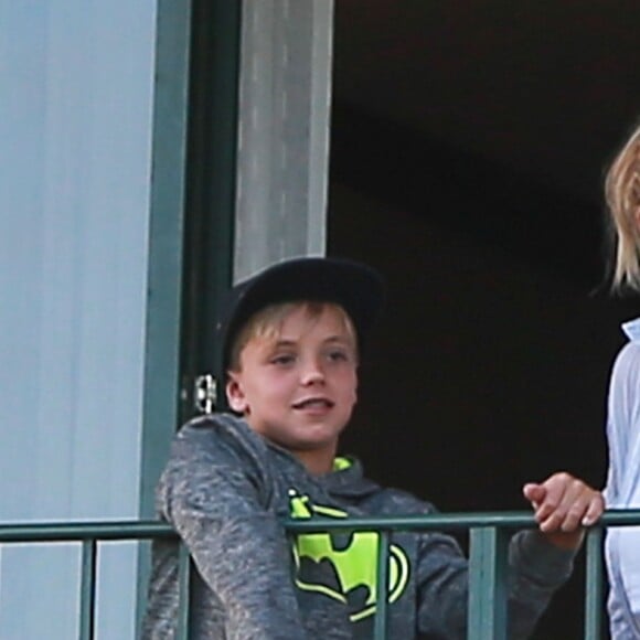 Exclusif - Britney Spears et ses fils Sean et Jaden lancent des avions en papier depuis le balcon de leur hôtel lors de leurs vacances à Hawaii, le 7 août 2016.