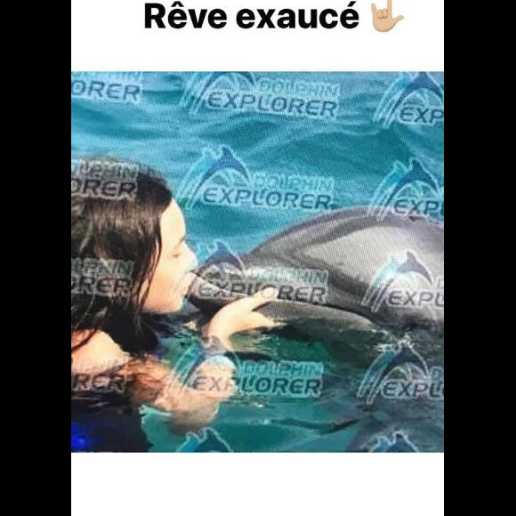 La fille d'Axelle Laffont nage avec un dauphin - Instagram, 4 janvier 2018