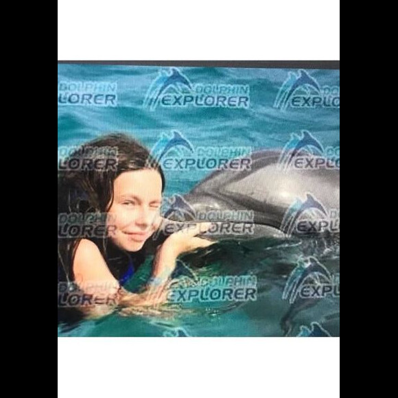 La fille d'Axelle Laffont nage avec un dauphin - Instagram, 4 janvier 2018