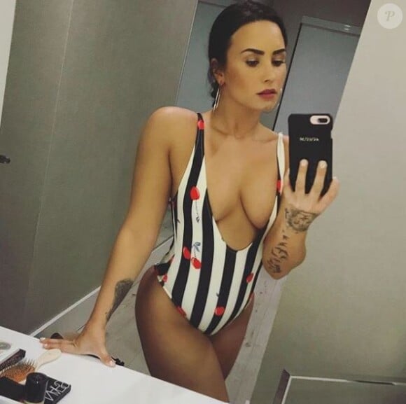 Demi Lovato en maillot de bain très décolleté sur Instagram, décembre 2017.