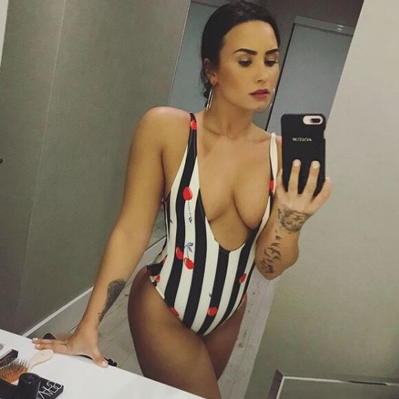 Demi Lovato en maillot de bain très décolleté sur Instagram, décembre 2017.