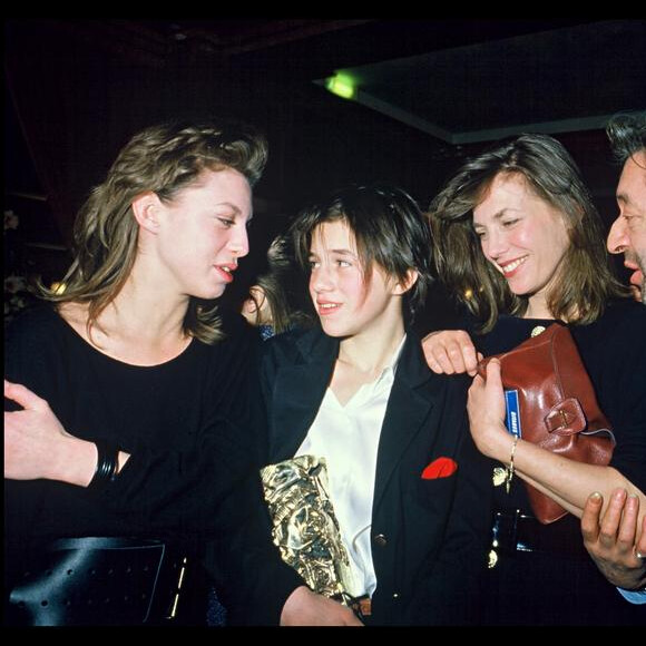 Serge Gainsbourg, Jane Birkin et Kate Barry félicitant Charlotte Gainsbourg aux César en 1986.