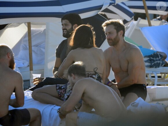 Exclusif -  David Guetta et sa compagne Jessica Ledon profitent de la plage avec leurs amis lors de leurs vacances de Noël à Miami. Le 27 décembre 2017