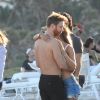 Exclusif -  David Guetta et sa compagne Jessica Ledon profitent de la plage avec leurs amis lors de leurs vacances de Noël à Miami. Le 27 décembre 2017
