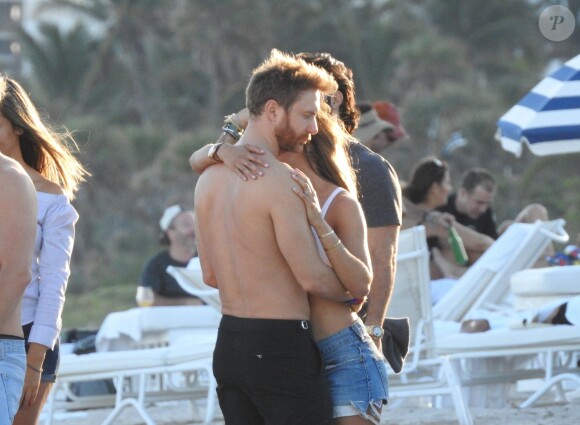 Exclusif -  David Guetta et sa compagne Jessica Ledon profitent de la plage avec leurs amis lors de leurs vacances de Noël à Miami. Le 27 décembre 2017