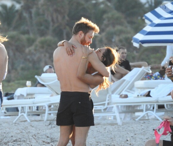 Exclusif -  David Guetta et sa compagne Jessica Ledon profitent de la plage avec leurs amis lors de leurs vacances de Noël à Miami. Le 27 décembre 2017