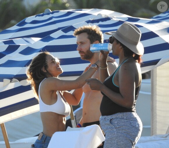 Exclusif -  David Guetta et sa compagne Jessica Ledon profitent de la plage avec leurs amis lors de leurs vacances de Noël à Miami. Le 27 décembre 2017