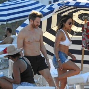 Exclusif -  David Guetta et sa compagne Jessica Ledon profitent de la plage avec leurs amis lors de leurs vacances de Noël à Miami. Le 27 décembre 2017