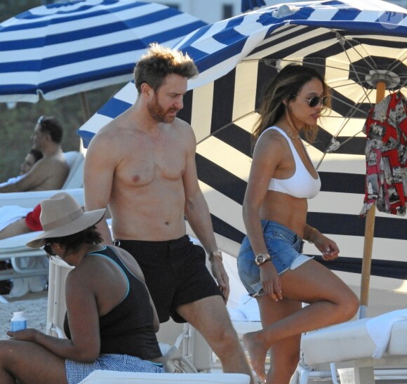 Exclusif -  David Guetta et sa compagne Jessica Ledon profitent de la plage avec leurs amis lors de leurs vacances de Noël à Miami. Le 27 décembre 2017