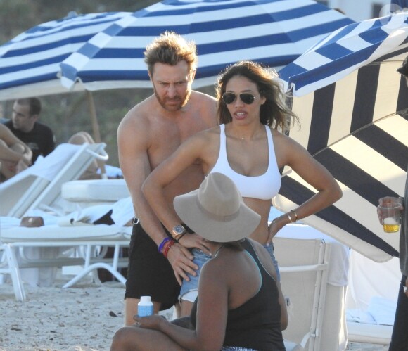 Exclusif -  David Guetta et sa compagne Jessica Ledon profitent de la plage avec leurs amis lors de leurs vacances de Noël à Miami. Le 27 décembre 2017