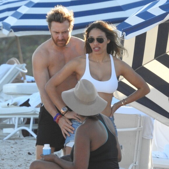 Exclusif -  David Guetta et sa compagne Jessica Ledon profitent de la plage avec leurs amis lors de leurs vacances de Noël à Miami. Le 27 décembre 2017