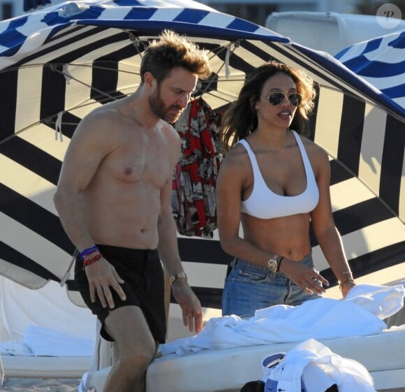 Exclusif -  David Guetta et sa compagne Jessica Ledon profitent de la plage avec leurs amis lors de leurs vacances de Noël à Miami. Le 27 décembre 2017
