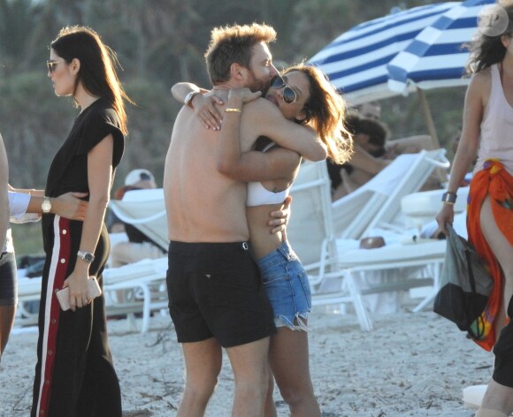 Exclusif -  David Guetta et sa compagne Jessica Ledon profitent de la plage avec leurs amis lors de leurs vacances de Noël à Miami. Le 27 décembre 2017