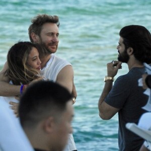 Exclusif -  David Guetta et sa compagne Jessica Ledon profitent de la plage avec leurs amis lors de leurs vacances de Noël à Miami. Le 27 décembre 2017