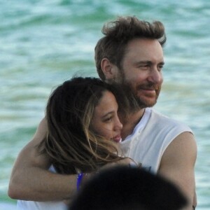 Exclusif -  David Guetta et sa compagne Jessica Ledon profitent de la plage avec leurs amis lors de leurs vacances de Noël à Miami. Le 27 décembre 2017