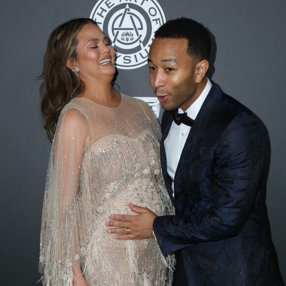 Chrissy Teigen, enceinte et son mari John Legend - Soirée "John Legend's HEAVEN", 11e édition du gala de la fondation The Art Of Elysium. Santa Monica, le 6 janvier 2018.