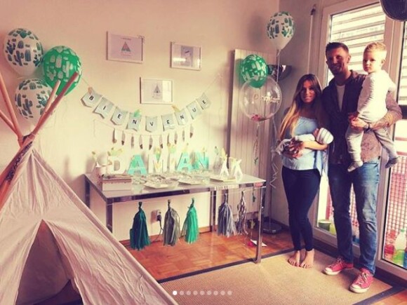 Benjamin Machet, sa chérie Sarah et leur premier enfant Tao présentent le nouveau bébé de la famille : un petit garçon prénommé Damian.