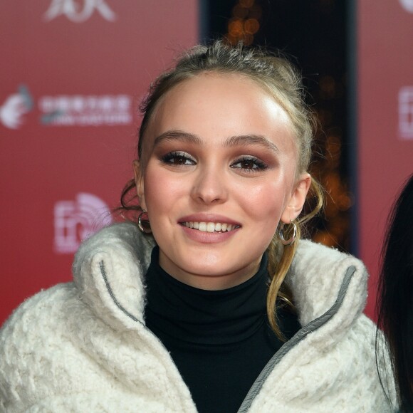 Lily-Rose Depp inaugure Les nouvelles illuminations de fin d'année de l'avenue des Champs-Elysées à Paris le 22 novembre 2017. © Coadic Guirec / Bestimage