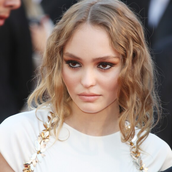Lily Rose Depp à la montée des marches du film "Les Fantômes d'Ismaël" lors du 70ème Festival International du Film de Cannes, le 17 mai 2017. © Denis Guignebourg/Bestimage