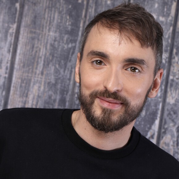 Rendez-vous portrait en studio avec Christophe Willem à Paris. Il porte un sweat 'Etoile Europe' de la marque Etudes, le 15 novembre 2017. © Cédric Perrin / Bestimage