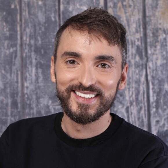 Rendez-vous portrait en studio avec Christophe Willem à Paris. Il porte un sweat 'Etoile Europe' de la marque Etudes, le 15 novembre 2017. © Cédric Perrin / Bestimage