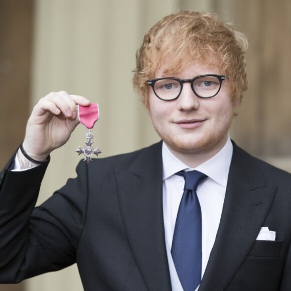 Le chanteur Ed Sheeran a été décoré de la MBE (Member of the Order of the British Empire) par la reine à Buckingham Palace à Londres le 7 décembre 2017.