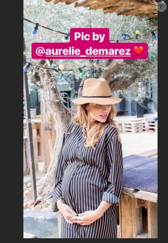 Ariane Brodier, enceinte de sept mois, dévoile son joli baby bump.