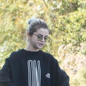Exclusif - Selena Gomez joue à la maman avec la poussette d'une amie à Los Angeles le 18 décembre 2017.