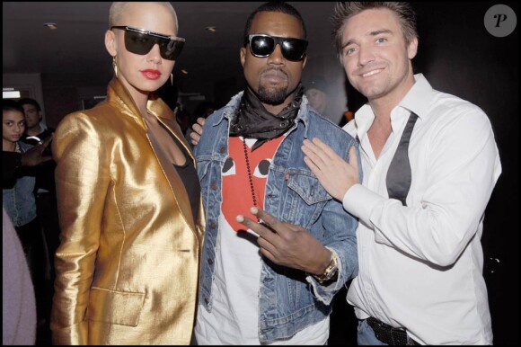 Amber Rose, dans sa superbe veste dorée, a accompagné Kanye West durant toute la Fashion Week parisienne, qui s'est tenue début mars 2009 !