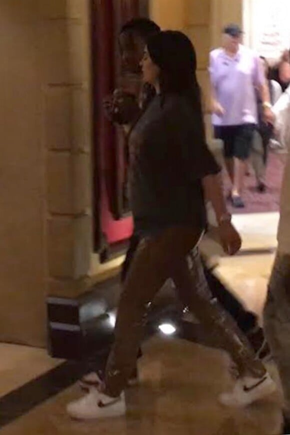 Exclusif - Travis Scott et sa compagne Kylie Jenner enceinte rentrent à l'hôtel à Las Vegas. Le 25 septembre 2017.