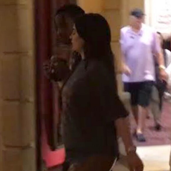 Exclusif - Travis Scott et sa compagne Kylie Jenner enceinte rentrent à l'hôtel à Las Vegas. Le 25 septembre 2017.