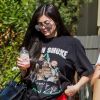 Exclusif - Kylie Jenner porte un t-shirt avec une feuille de cannabis (de la tournée Up in Smoke Tour en l'an 2000) alors qu'elle va chercher à manger au restaurant Blue Table à Los Angeles, le 4 août 2017.